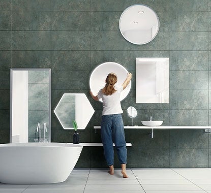 casa de banho com espelhos e banheira